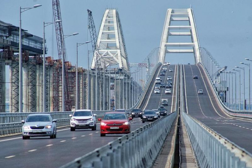 Из Анапы в Крым добираться станет труднее: по мосту с 1 октября поедут грузовики