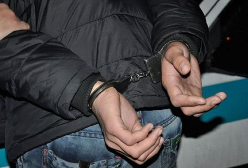 В Анапе два мужика ворвались в дом, напали на женщину и ограбили её 