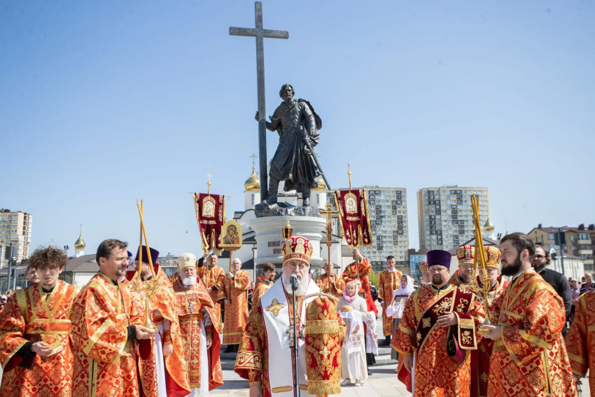 В Анапе накануне открыли и освятили памятник князю Владимиру