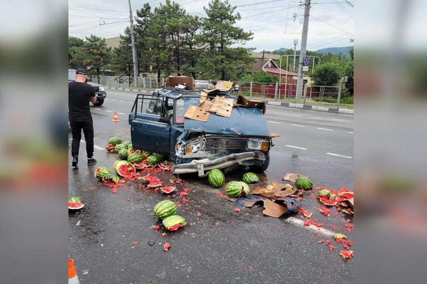 На Анапском шоссе в Новороссийске в ДТП попал автомобиль с арбузами