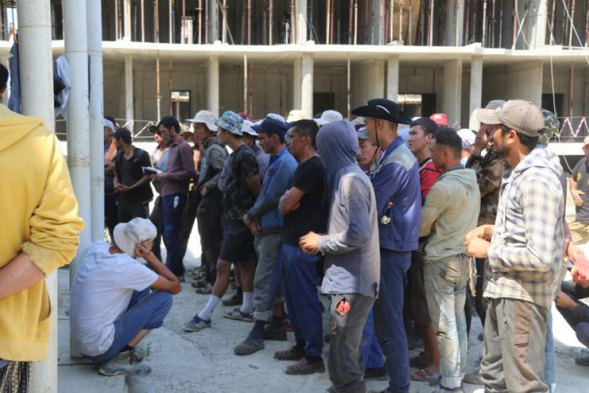 В Анапе на строящемся объекте выявили более 100 трудовых мигрантов