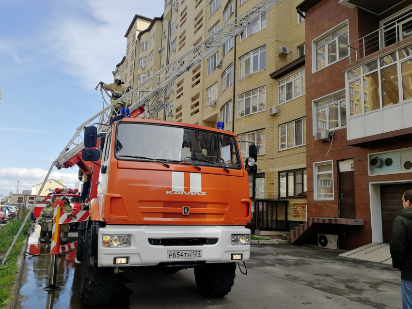 В Анапе задымилась крыша многоэтажки: 10 человек эвакуировались