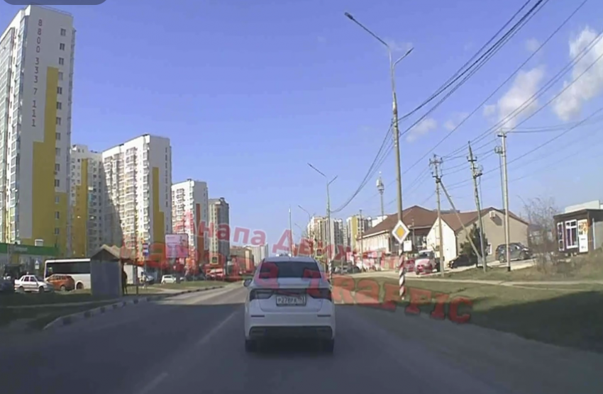 В Анапе на Супсехском шоссе автомобиль сбил женщину на пешеходном переходе