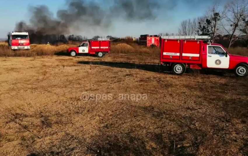На трассе Анапа - Краснодар загорелся автобус, а в Анапской снова горели плавни