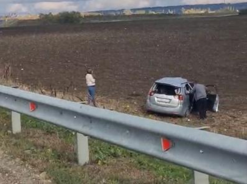 Под Анапой иномарка вылетела с дороги, перевернулась и оказалась в поле