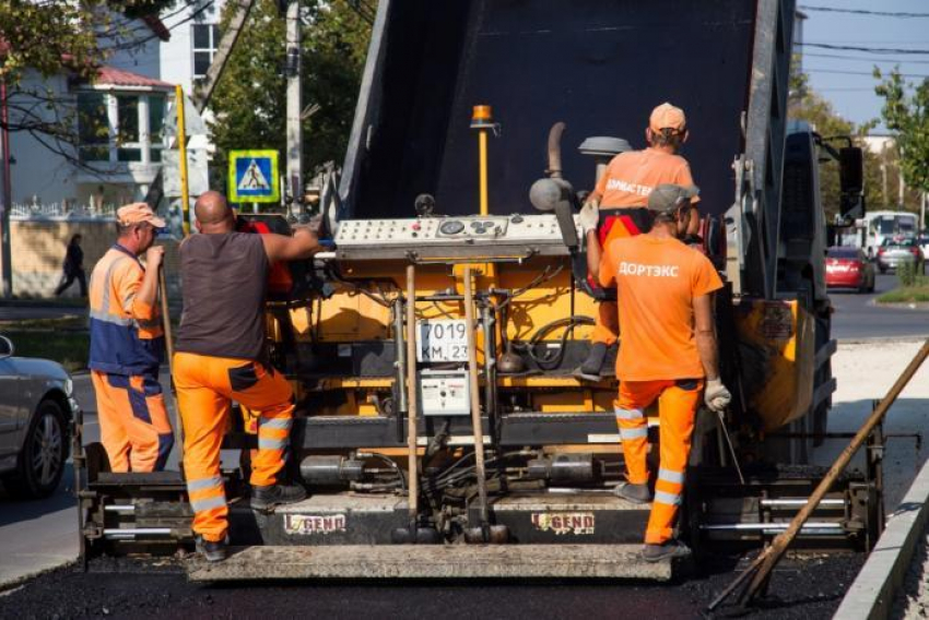 В Анапе «расшили узкое горлышко": на ул. Ленина дорожники добавили третью полосу
