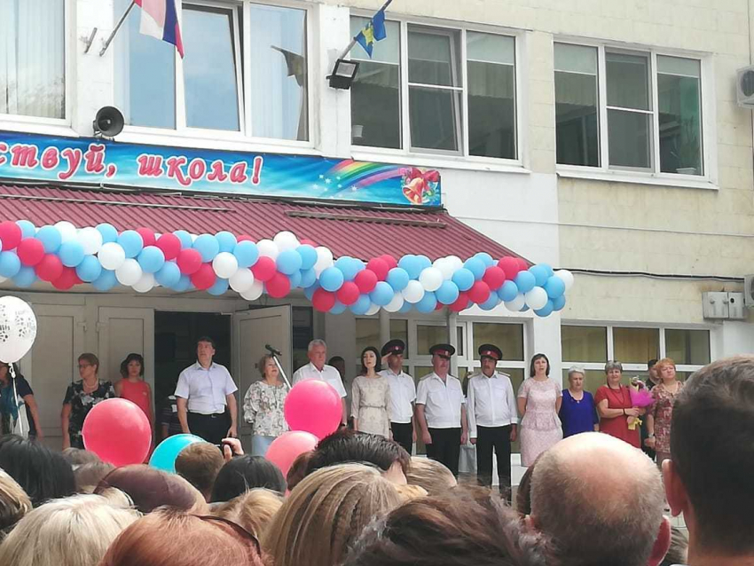 Мэр Анапы Юрий Поляков побывал на линейке в школе № 6 и поздравил всех с 1 сентября