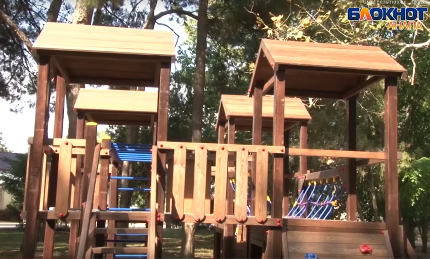 Безопасные детские игровые городки из лиственницы в Анапе построили белгородцы