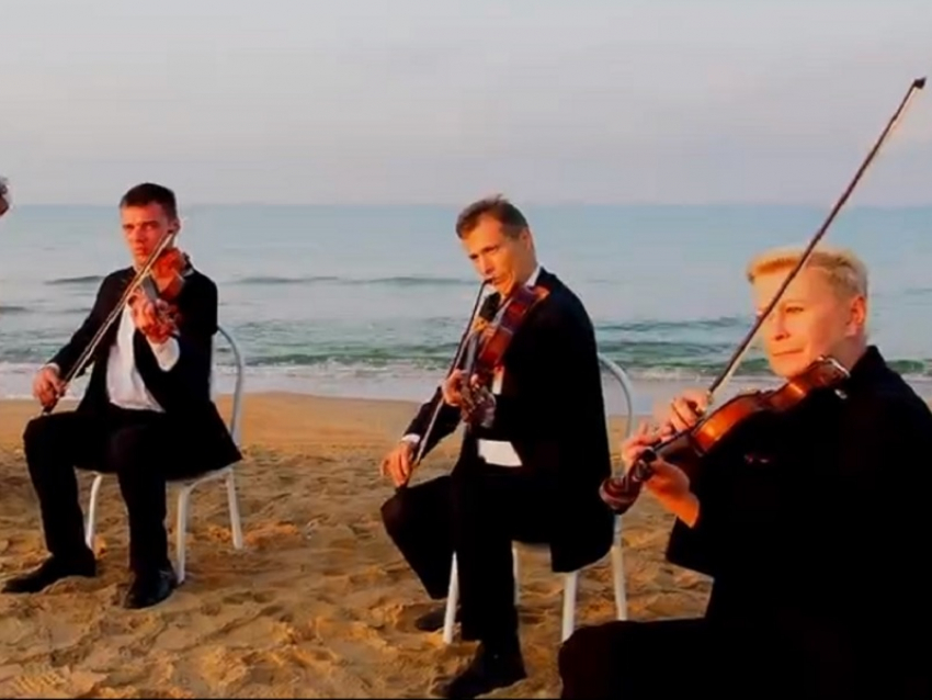 Курский Губернаторский камерный оркестр снял клип на берегу моря у Анапы