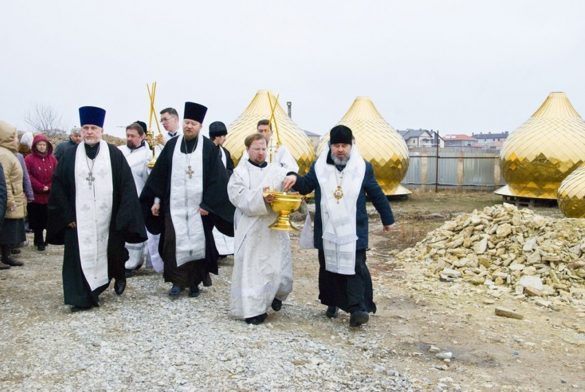 Неизвестный меценат подарил десять куполов храму князя Владимира в Анапе 