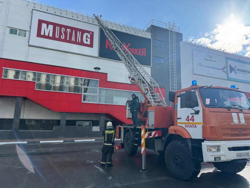 Посетителей ТРЦ в Анапе срочно вывели на улицу — что произошло