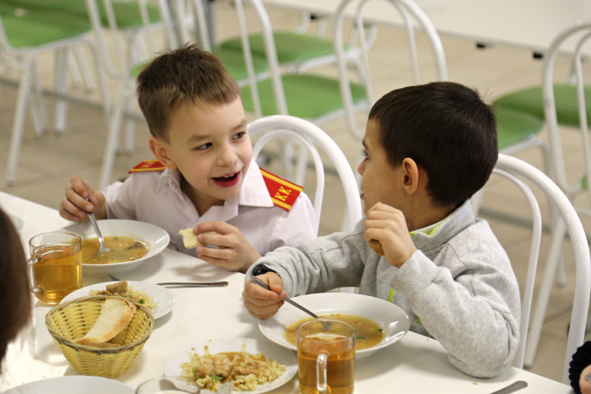 Игорь Викулов проверил качество питания в школах Анапы