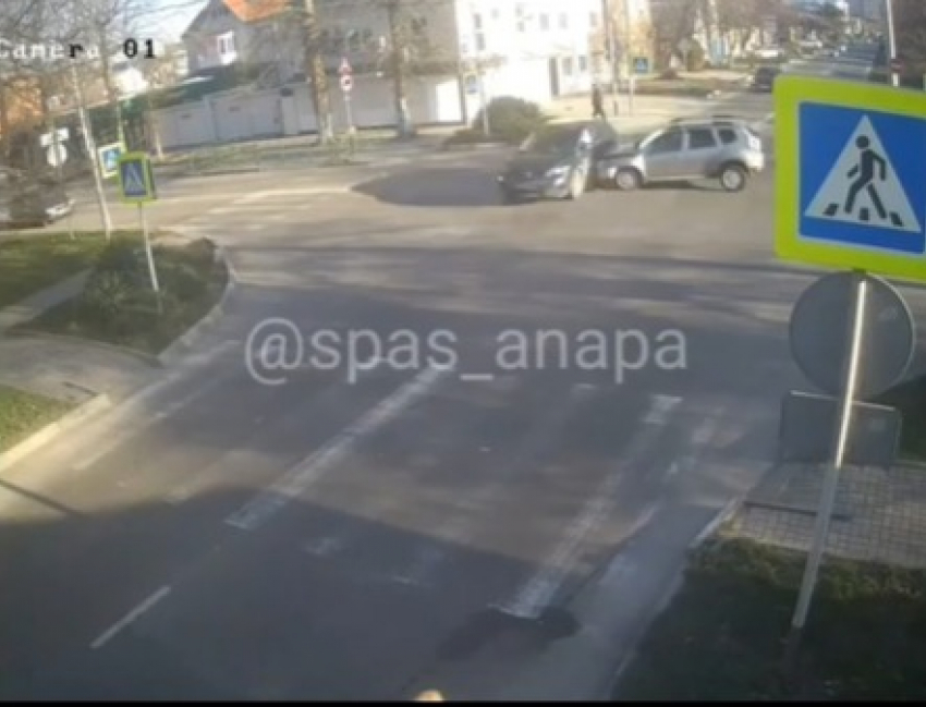 В центре Анапы перевернулась иномарка, а на Астраханской столкнулись таксисты