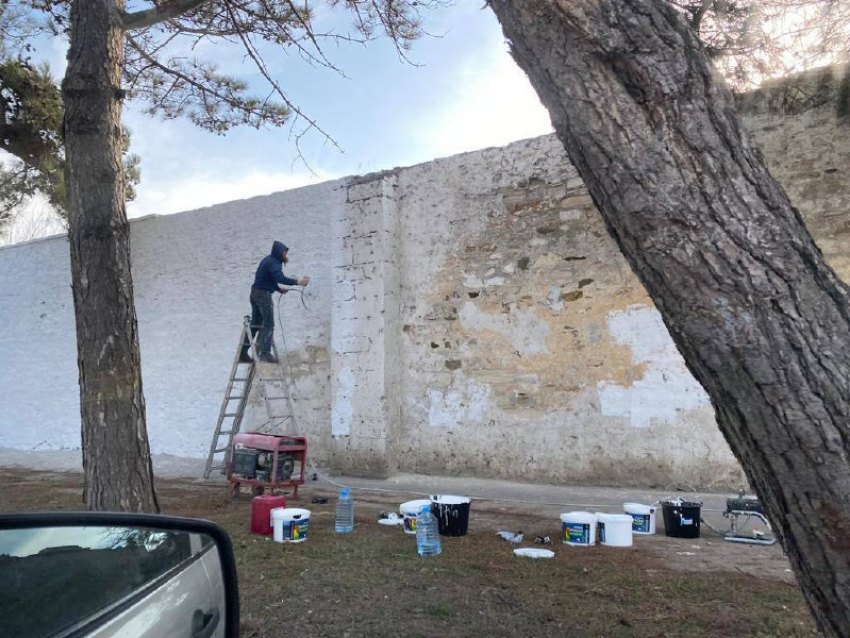 После публикации в «Блокноте» стену на улице Ивана Голубца приводят в порядок