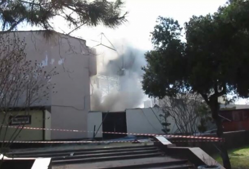 Есть угрозы возгорания: в Анапе продолжается демонтаж аварийной крыши бывшего концертзала «Победа» 