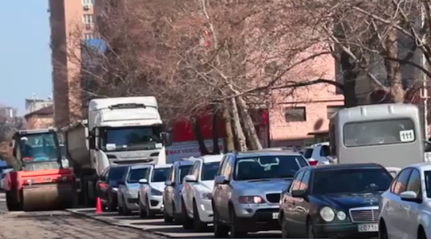 На улице Лермонтова в Анапе машины уже в ближайшие дни поедут в три полосы