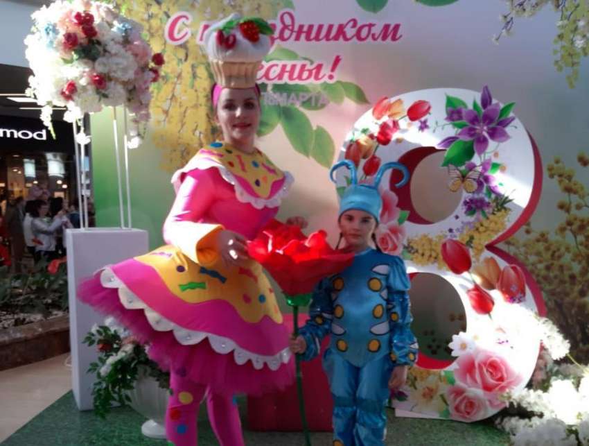 Творческие коллективы поздравили анапчанок с 8 Марта