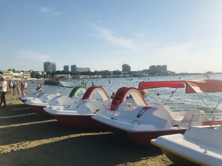 В Анапе из-за сильного ветра запретили выходить в море на катамаранах и надувных матрасах