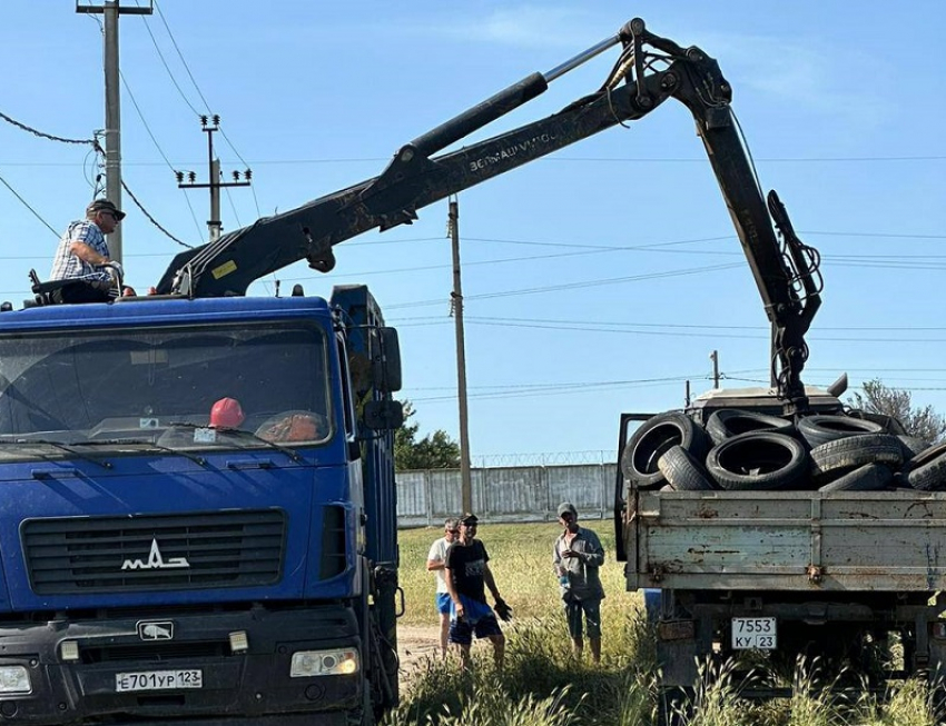 В Анапе с незаконных свалок вывезли 27 тонн старых покрышек