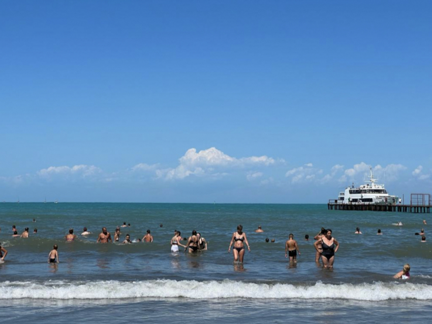 “Шелковое” и нереально чистое море: туристы в восторге от бархатного сезона в Анапе 