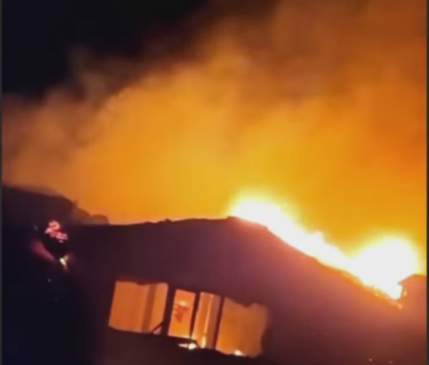  15 человек тушили пожар в недостроенном частном доме в Анапе