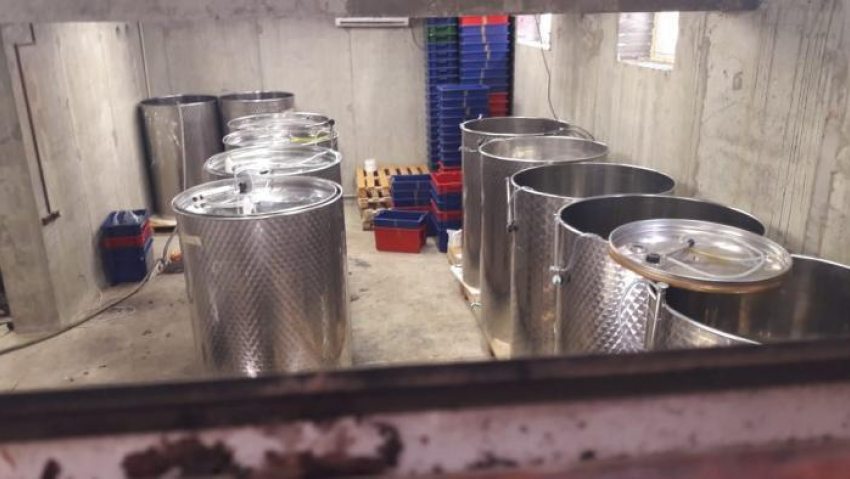 В Анапе полицейские накрыли 4 цеха по производству нелегального алкоголя