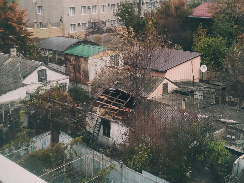 В Анапе на ул. 40 лет Победы, пожарные ночью ломали крышу в частном доме