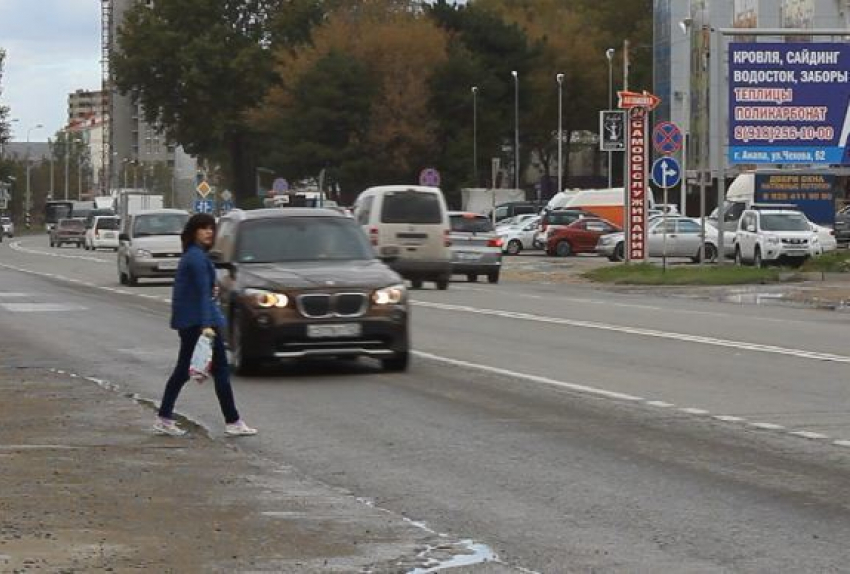 В Анапе на улице Чехова пешеходы бросаются под колеса автомобилей