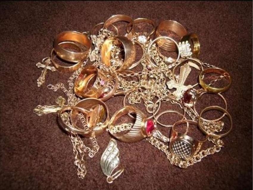 В Анапе юноша украл у знакомой украшения на 200 тыс. рублей и сдал в ломбард