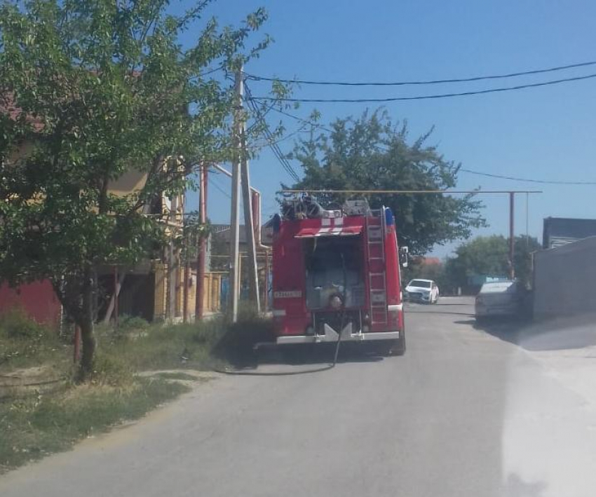 В станице Анапской пожар в жилом дворе: загорелся забор, люди паникуют