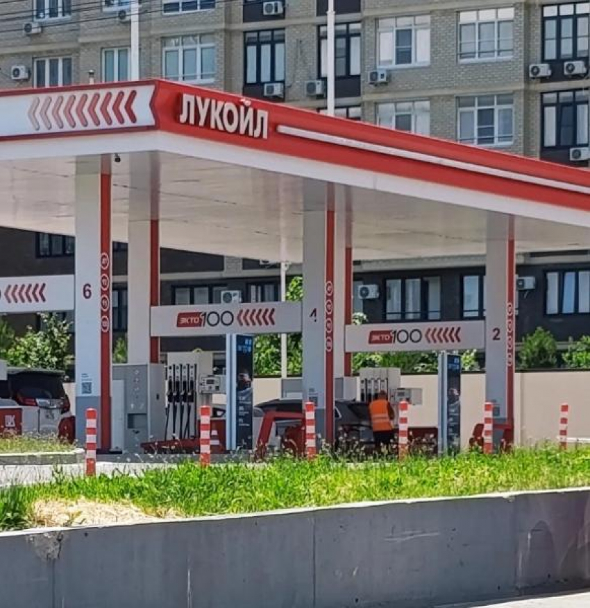 Бензин в России снова ускорил рост: за неделю цены поднялись почти на 1%
