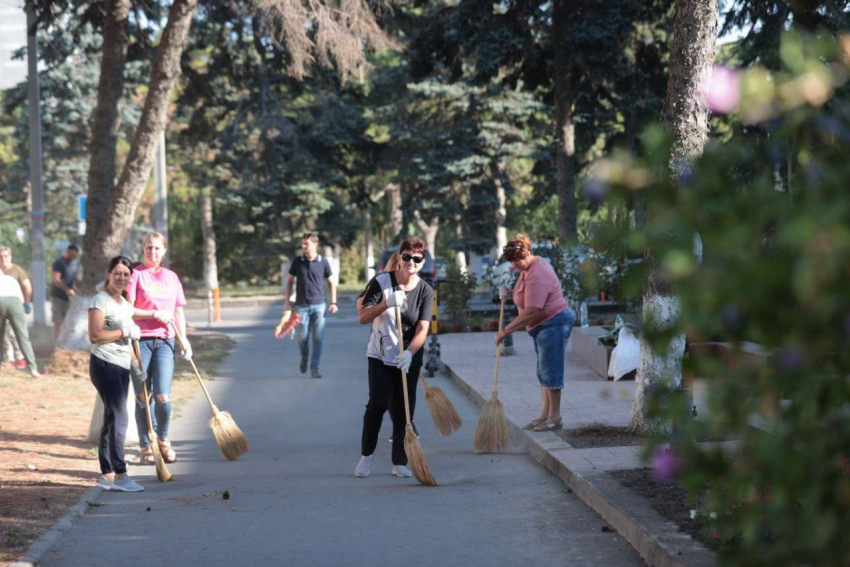 Власти Анапы вышли на масштабный субботник