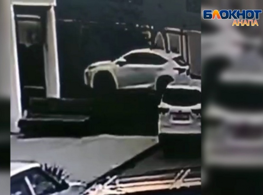 Ущерб на 500 тысяч: краснодарец попрыгал на крыше Lexus в Анапе – видео