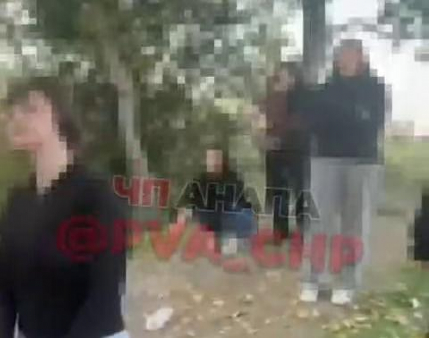 В Анапе подростки издевались над девочкой, шлепая ее по лицу 