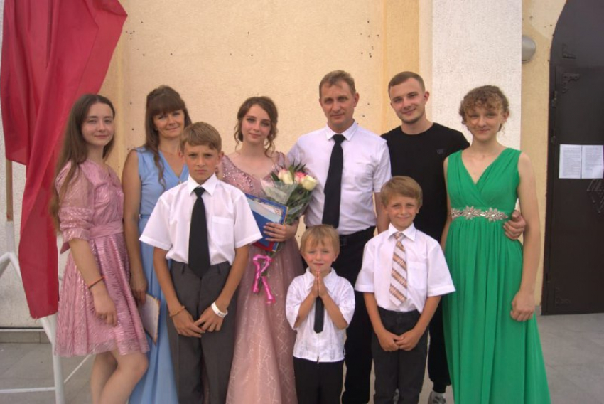 Многодетную семью из Анапы наградили орденом «Родительская слава»