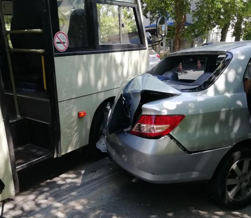 В Анапе тройное ДТП: автобус въехал в «Хонду», а она врезалась в «Хёндай»