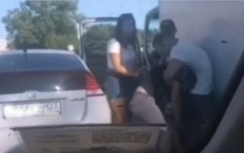 Видео: Бои без правил на дороге в Анапе. Водители были в разных весовых категориях