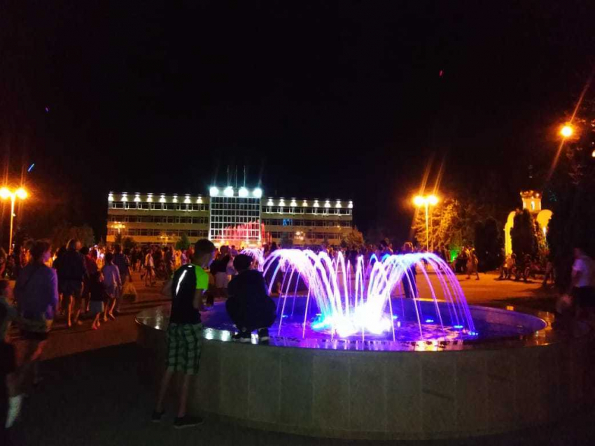Какие развлечения ждут вас в ночной Анапе: видеопрогулка