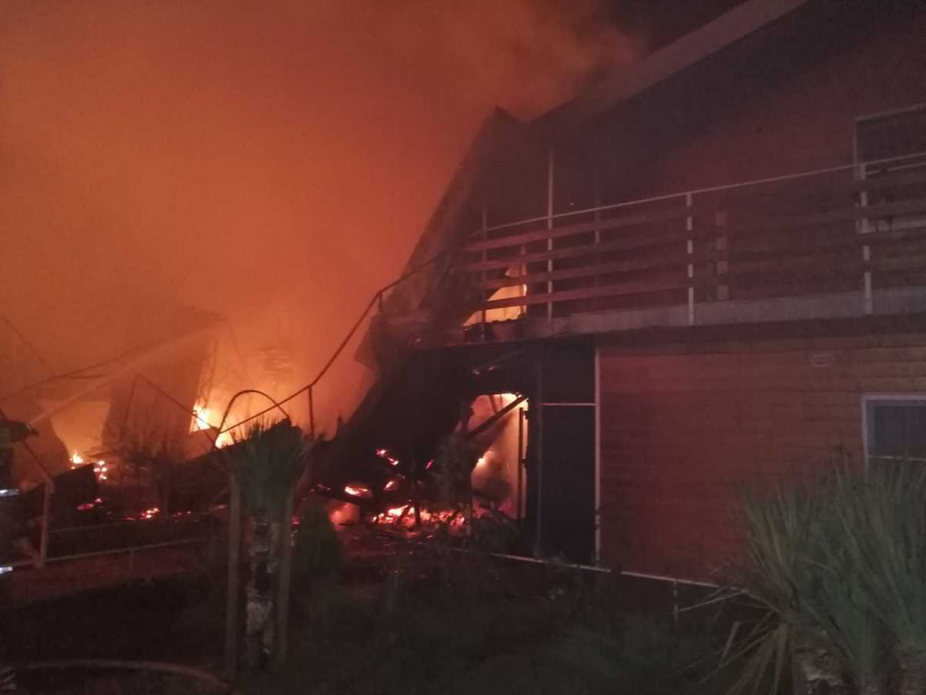 Ночью в Сукко под Анапой горел гостевой дом, 30 человек эвакуировали