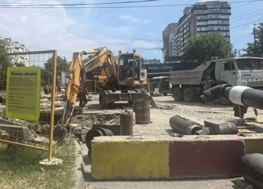 В Анапе продолжается ремонт теплотрассы на улице Ленина