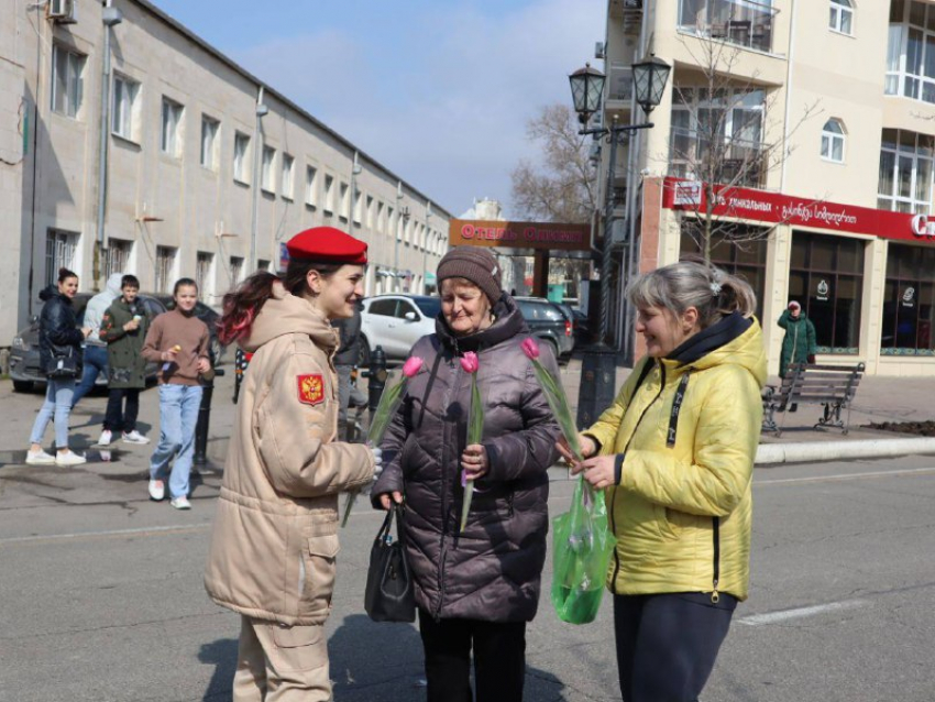 В честь Дня всех женщин молодежь Анапы провела «добрую» акцию 