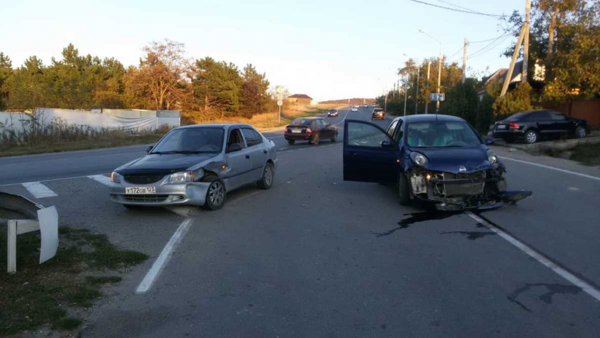 ДТП под Анапой. Женщина за рулем синего ниссана получила удар в «лоб» при развороте 