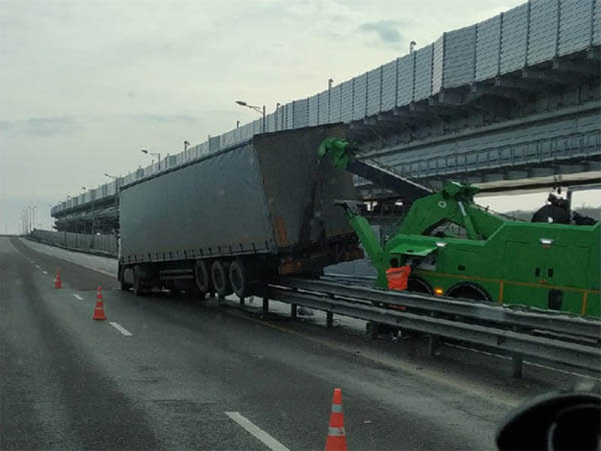 Многотонная фура повисла на ограждении Крымского моста, ее водитель заснул