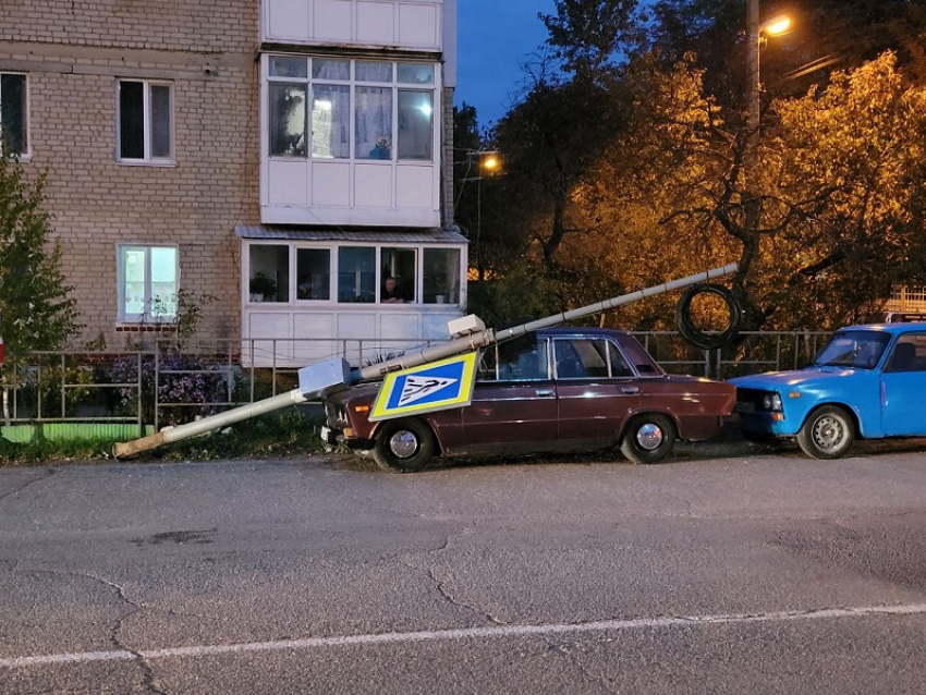 В Цибанобалке опоры линий электропередач упали на машины