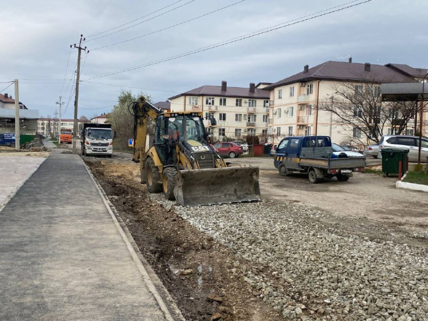 В Витязево под Анапой начали асфальтировать улицу Западную