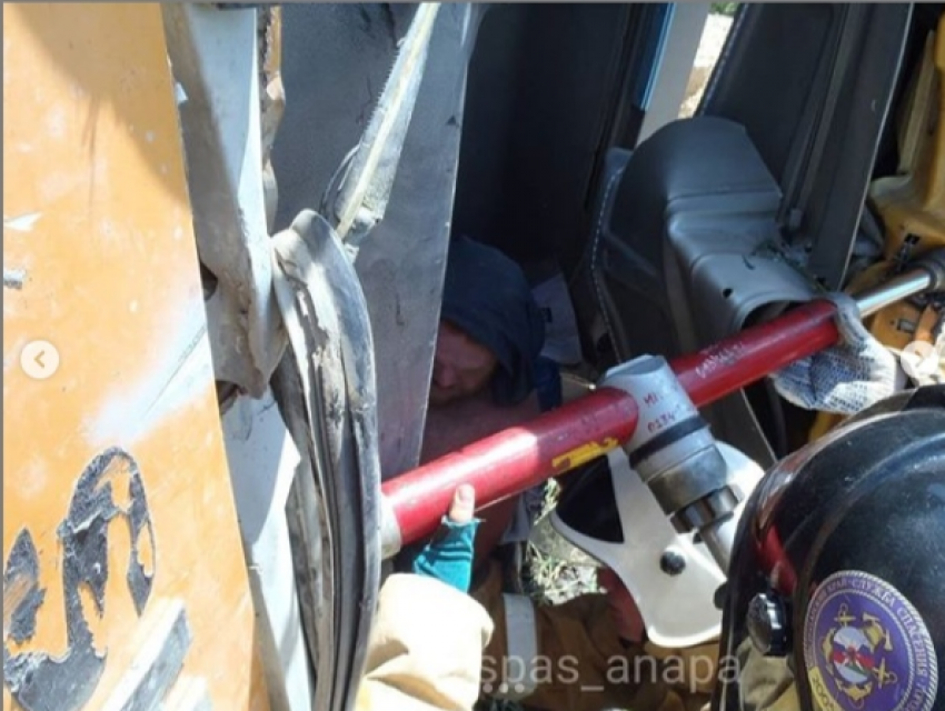 На трассе Анапа - Гостагаевская водитель оказался зажат в кабине грузовика