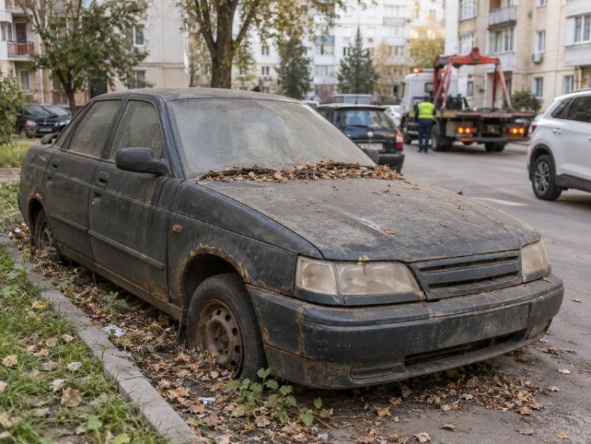 Авто без колес и хозяина — на спецстоянку: в Анапе готовят новый порядок для брошенных машин