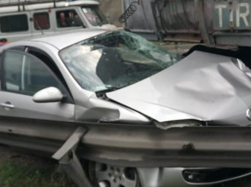 В соседнем с Анапой городе жёсткая авария: грузовик протаранил легковушку