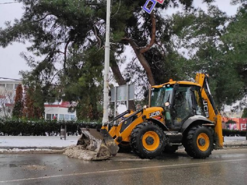 Сегодня Анапу от снега очищают 35 единиц техники