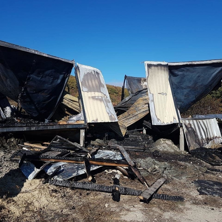 Вблизи Варваровки под Анапой полностью сгорел дом: молодой семье требуется помощь
